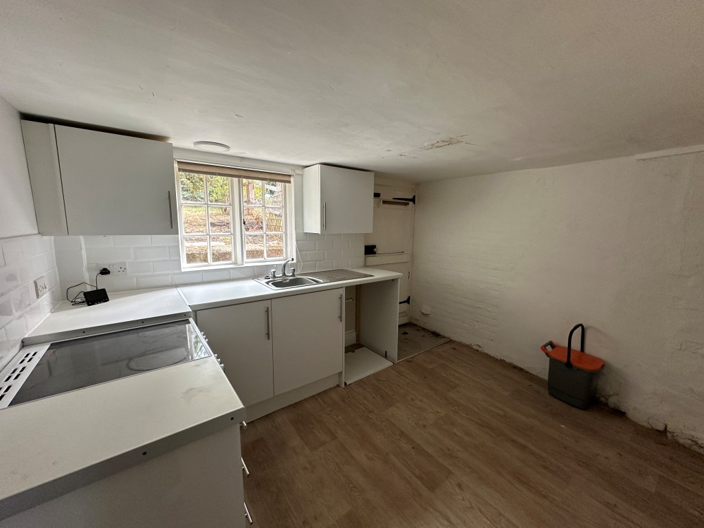 Lot: 213 - TWO-BEDROOM END-TERRACE COTTAGE WITH PARKING TO FRONT AND GARDEN TO REAR - Kitchen with access into garden